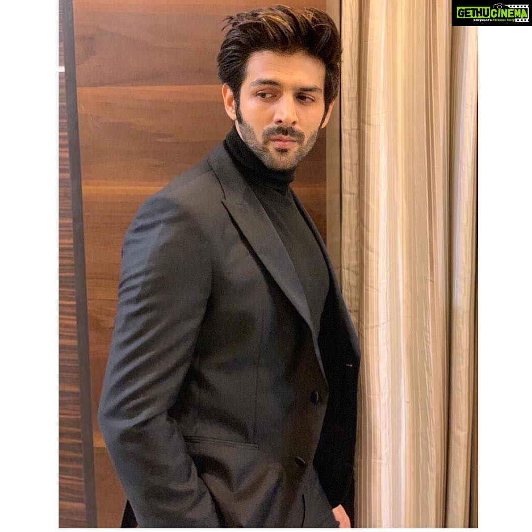Kartik Aaryan Instagram - It's time to honour the most beautiful and talented women of Hindi cinema! Ready for the #LuxGoldenRoseAwards 🌹