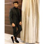 Kartik Aaryan Instagram - It's time to honour the most beautiful and talented women of Hindi cinema! Ready for the #LuxGoldenRoseAwards 🌹