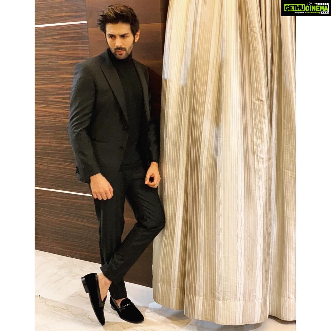 Kartik Aaryan Instagram - It's time to honour the most beautiful and talented women of Hindi cinema! Ready for the #LuxGoldenRoseAwards 🌹