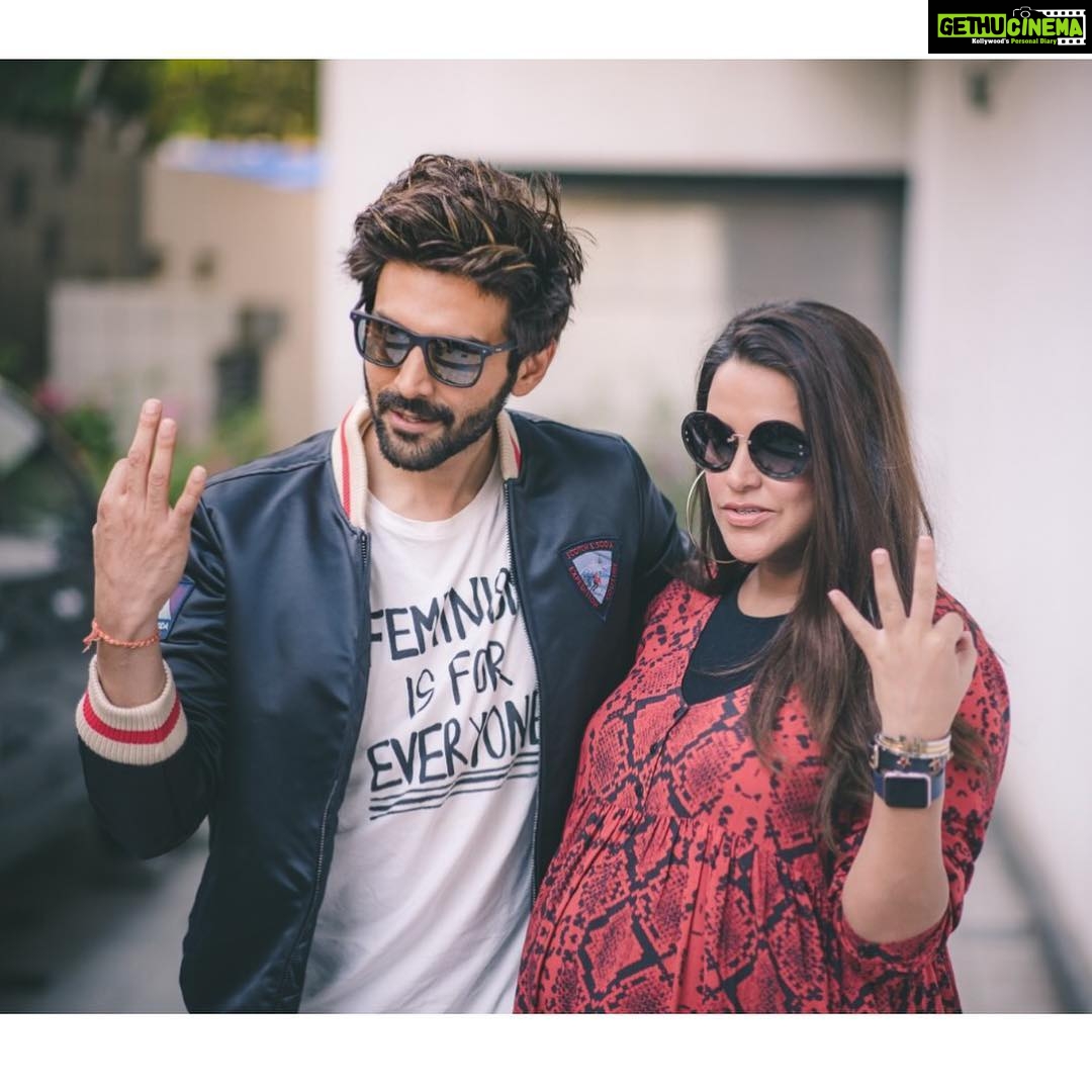 Kartik Aaryan Instagram - Shhh its gonna be between u n me 👶🏻🤫 #NoFilterNeha .... @nehadhupia you are awesome Thank u for having me !! ❤️❤️ 📸 - @rjdeigg Mumbai, Maharashtra