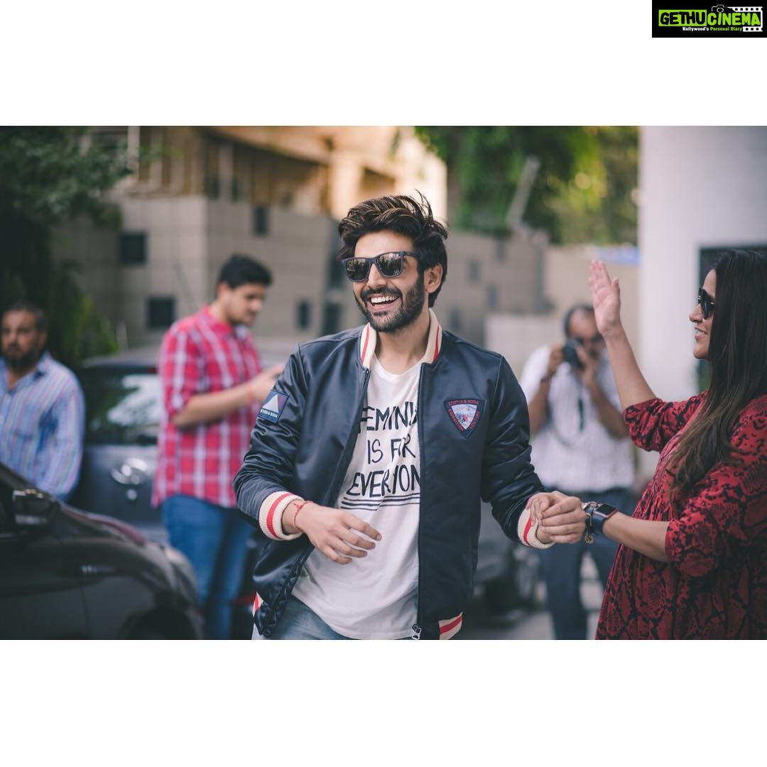 Kartik Aaryan Instagram - Shhh its gonna be between u n me 👶🏻🤫 #NoFilterNeha .... @nehadhupia you are awesome Thank u for having me !! ❤️❤️ 📸 - @rjdeigg Mumbai, Maharashtra