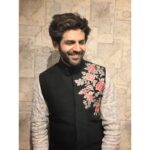 Kartik Aaryan Instagram - Wearing my fav @manishmalhotra05 👔by d glorious @the.vainglorious #Diwali ❤️