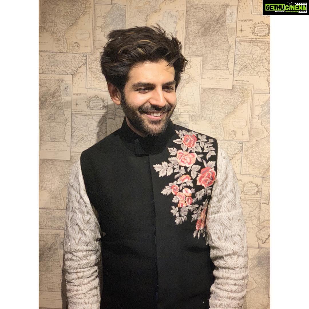 Kartik Aaryan Instagram - Wearing my fav @manishmalhotra05 👔by d glorious @the.vainglorious #Diwali ❤️