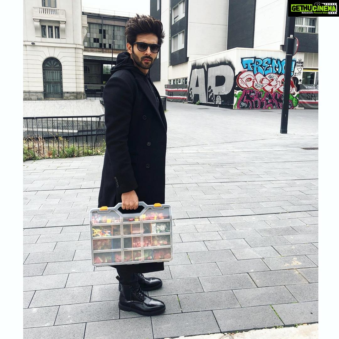 Kartik Aaryan Instagram - Eye Candy 🍬 Barcelona City, Spain