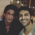 Kartik Aaryan Instagram - Happy Birthday to my inspiration Shah Rukh Sir ❤️ My one n only fanboy selfie with him 🤓 Barcelona, Spain