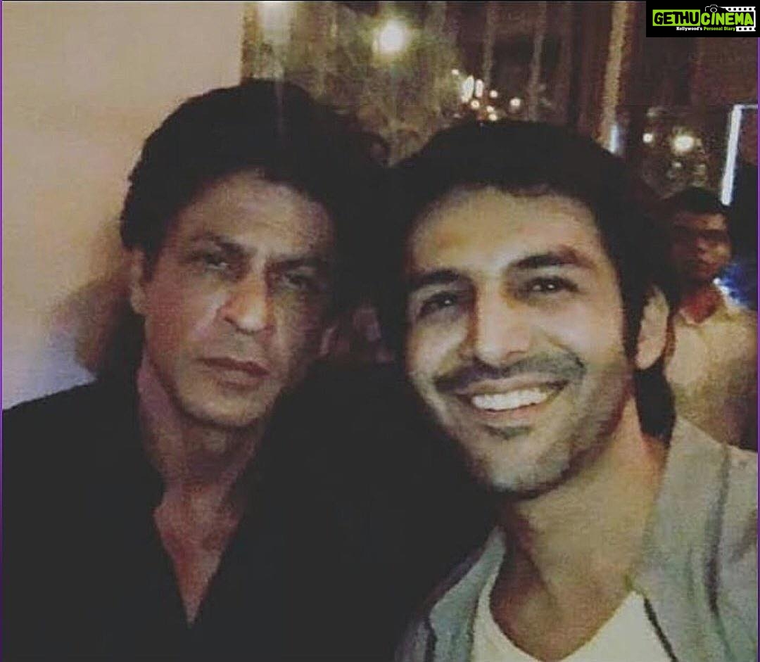 Kartik Aaryan Instagram - Happy Birthday to my inspiration Shah Rukh Sir ❤️ My one n only fanboy selfie with him 🤓 Barcelona, Spain