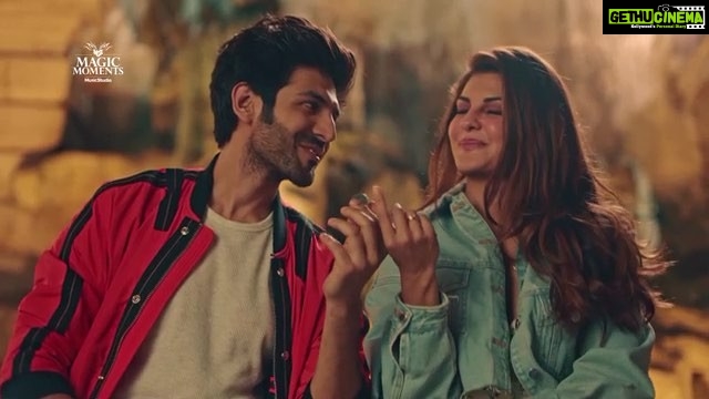 Kartik Aaryan Instagram - One night, so many memories, so many Magical Moments ✨ with @jacquelinef143 n Magic Moments ❤️❤️ Link in Bio !! Dir - @itssiddharthanand Hmu- @waheedahmedshaikh @bashirsayyed.hair Stylist- @the.vainglorious #M2 #MagicMoments #Budapest #MagicalZindagi Barcelona, Spain