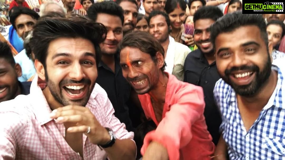 Kartik Aaryan Instagram - Didn't expect THIS coming.. 6 beegha bhar dete hai 😂 #DontMissTheEnding #LukaChuppi
