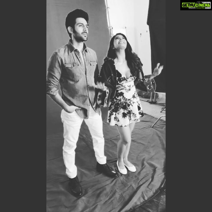 Kartik Aaryan Instagram - Cant control her happiness shooting with me 😂😂 @jacquelinef143
