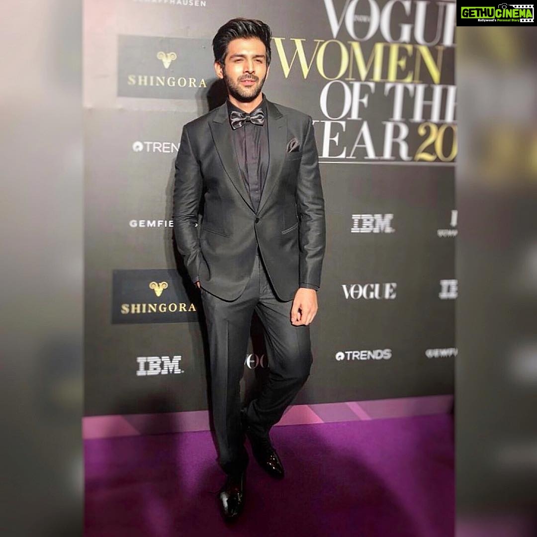 Kartik Aaryan Instagram - #VogueWomenoftheYearAwards Styled by @shaleenanathani 😎