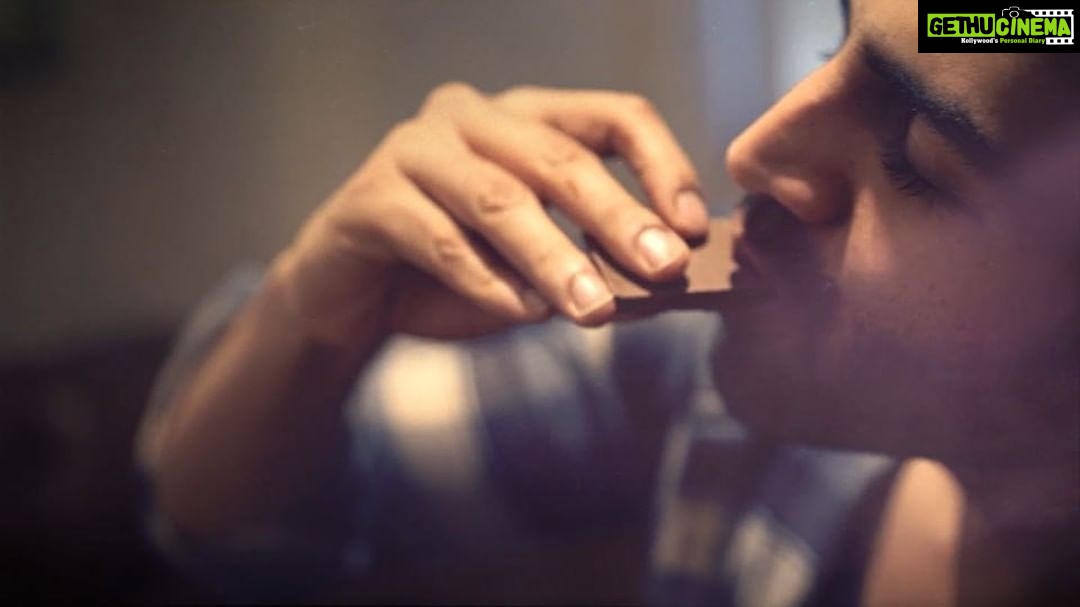 Kartik Aaryan Instagram - Here’s one of my Secret 🤫 This is how I vibe with my favourite Cadbury Silk 🍫 every evening. Tell me guys #HowDoYouSilk ? @cadburydairymilksilk 😍