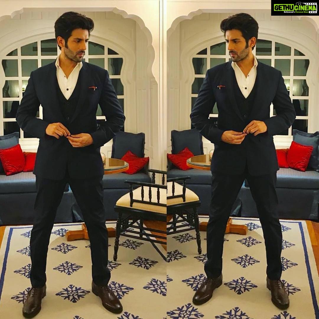 Kartik Aaryan Instagram - About Last Night 😎 #chandigarh #ht Styled by @shaleenanathani ❤️ . #Repost ・・・ #HTSummit2018 @kartikaaryan @kunalaniltanna Chandigarh, India