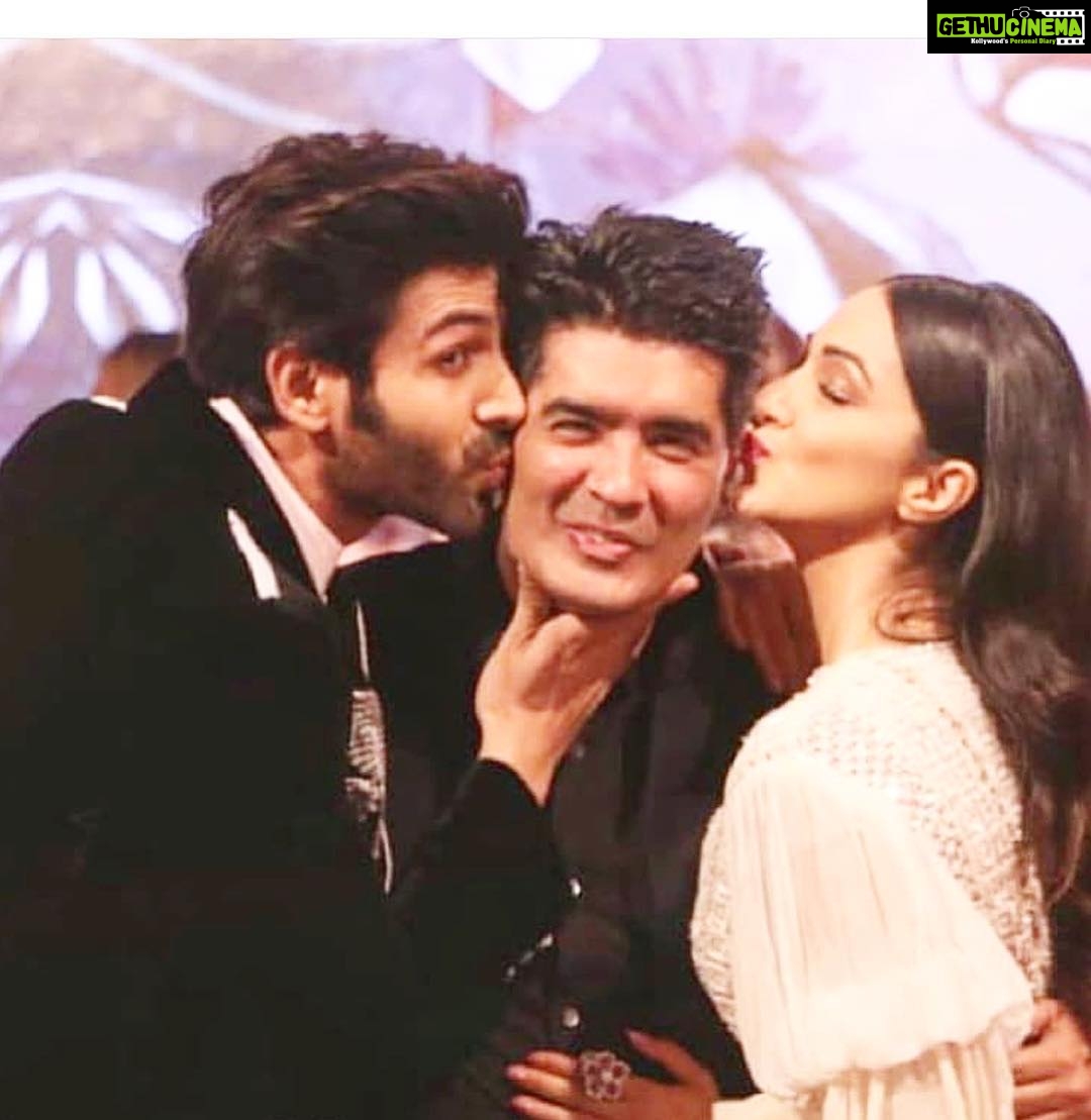 Kartik Aaryan Instagram - Walked for my Favourite designer @manishmalhotra05 with the Gorgeous @kiaraaliaadvani ❤️