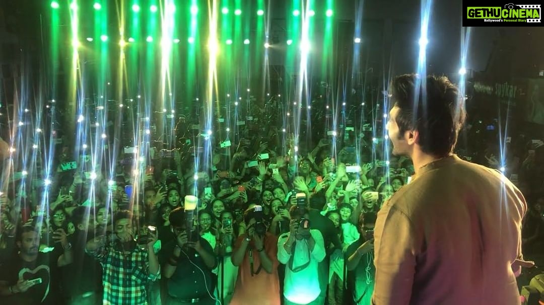 Kartik Aaryan Instagram - Cant explain how i feel when you guys show so much love😘😘 Truly Overwhelmed!!! Thank you so much ❤❤ #Kolkata Happy Dussehra !! #Navratri