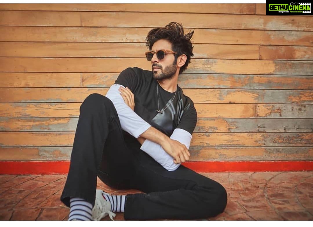 Kartik Aaryan Instagram - Reality is Wrong, Dreams are for Real 🎼 #KartikxMufti