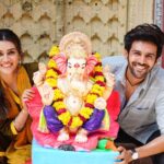 Kartik Aaryan Instagram - ‪Happy Ganesh Chaturthi everyone !!‬ ‪Ganpati Bappa Morya ❤️❤️‬ ‪Bappa showering love on us‬ ‪And making us smile brighter 🙏🏻‬ ‪@kritisanon #Lukachuppi ‬
