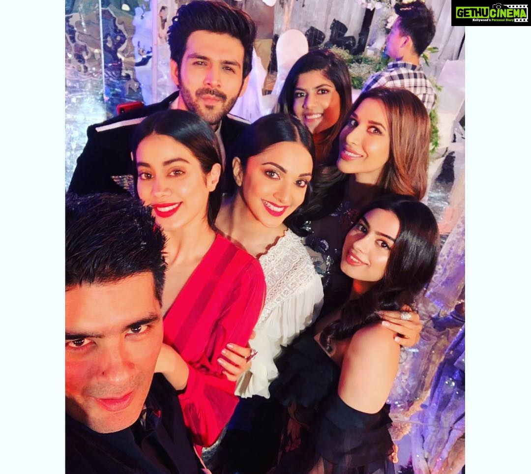 Kartik Aaryan Instagram - So much beauty in one frame β€οΈπ€ . . #Repost @kartikaaryanhq γ»γ»γ» Starboy Kartik Aaryan with the gorgeous ladies at Manish Malhotra fashion show last nightπππππ @kartikaaryan