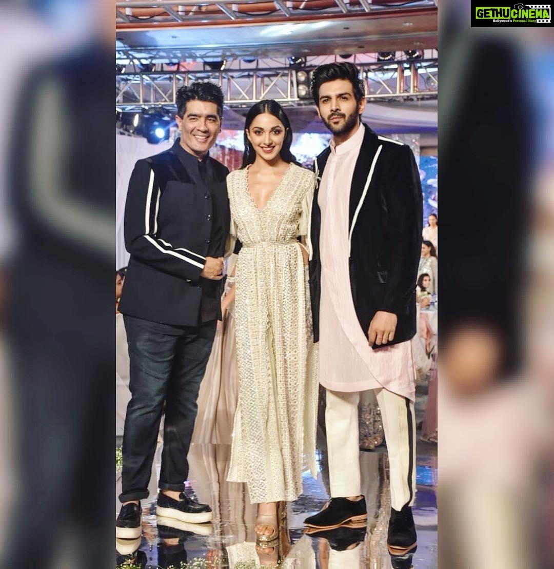 Kartik Aaryan Instagram - Walked for my Favourite designer @manishmalhotra05 with the Gorgeous @kiaraaliaadvani ❤️