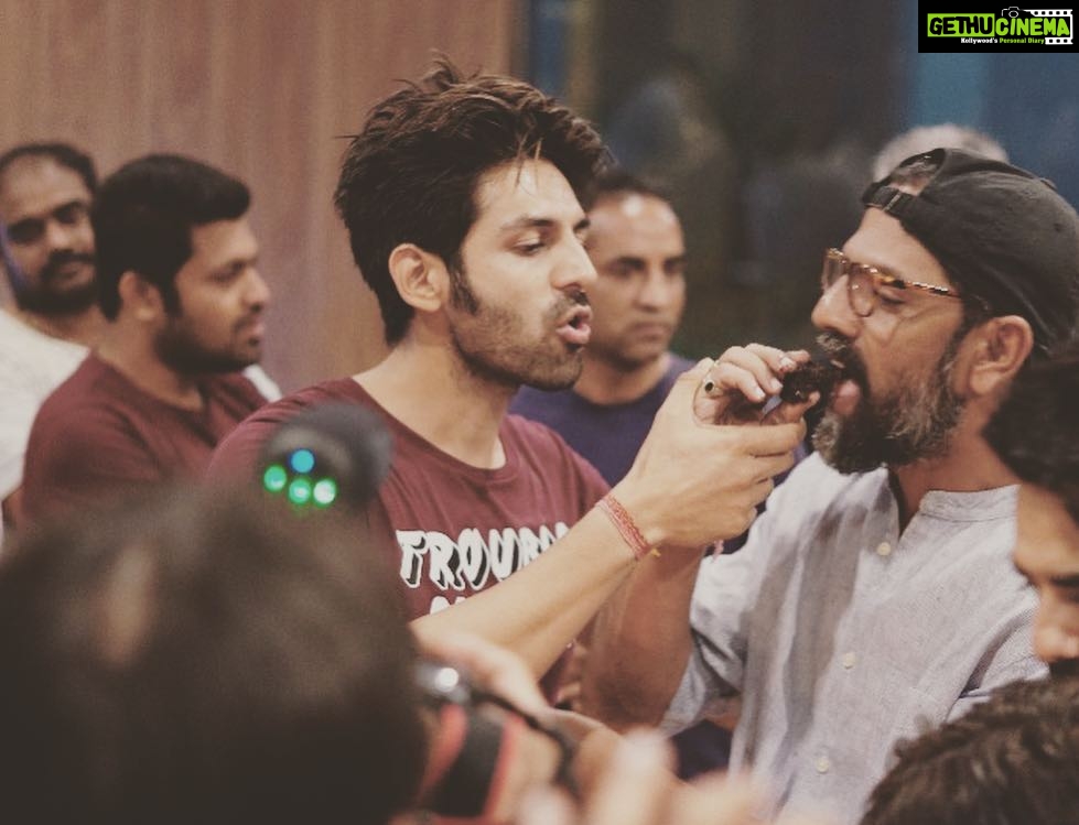 Kartik Aaryan Instagram - ... And its a wrap! π¬ #LukaChuppi This journey was such a funfilled ride, feels like it got over in d blink of an eye . Thank you to d calm n composed @laxman.utekar Sir.. Amazingly talented co-star @kritisanon β€οΈ My bade dil vala producer π°#Dineshvijjan @maddockfilms It was fun working wid #PankajTripathi Sir @aparshakti_khurana n d entire team. Got to learn so much from all of u .. Luka Chuppi is a Special Film for me!! Lots of love to d people of my hometown #Gwalior plus #Mathura... β€οΈβ€οΈ Will miss all the madness ππ