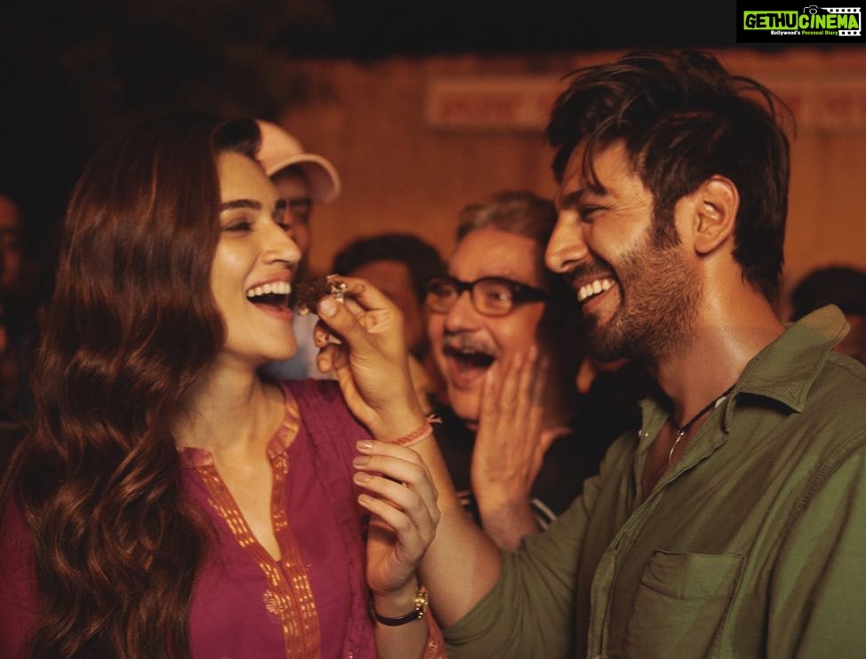 Kartik Aaryan Instagram - ... And its a wrap! π¬ #LukaChuppi This journey was such a funfilled ride, feels like it got over in d blink of an eye . Thank you to d calm n composed @laxman.utekar Sir.. Amazingly talented co-star @kritisanon β€οΈ My bade dil vala producer π°#Dineshvijjan @maddockfilms It was fun working wid #PankajTripathi Sir @aparshakti_khurana n d entire team. Got to learn so much from all of u .. Luka Chuppi is a Special Film for me!! Lots of love to d people of my hometown #Gwalior plus #Mathura... β€οΈβ€οΈ Will miss all the madness ππ