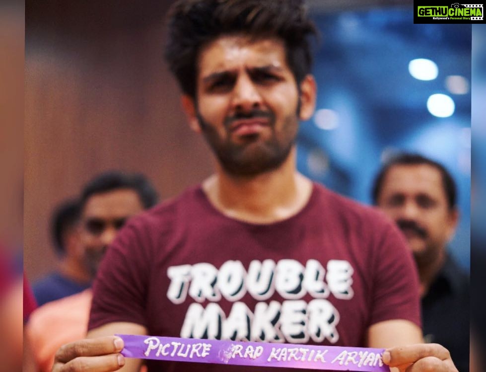 Kartik Aaryan Instagram - ... And its a wrap! π¬ #LukaChuppi This journey was such a funfilled ride, feels like it got over in d blink of an eye . Thank you to d calm n composed @laxman.utekar Sir.. Amazingly talented co-star @kritisanon β€οΈ My bade dil vala producer π°#Dineshvijjan @maddockfilms It was fun working wid #PankajTripathi Sir @aparshakti_khurana n d entire team. Got to learn so much from all of u .. Luka Chuppi is a Special Film for me!! Lots of love to d people of my hometown #Gwalior plus #Mathura... β€οΈβ€οΈ Will miss all the madness ππ