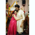 Kartik Aaryan Instagram - Nostalgic and how.... Really miss our bachpan 🙈 Celebrated Rakshabandhan after such a long time with my Sister and my Family and in my City ❤️❤️ Love you Kittu a lot lot lot 🤗🤗 You are the apple of our eye And we r so so proud of you ❤️❤️