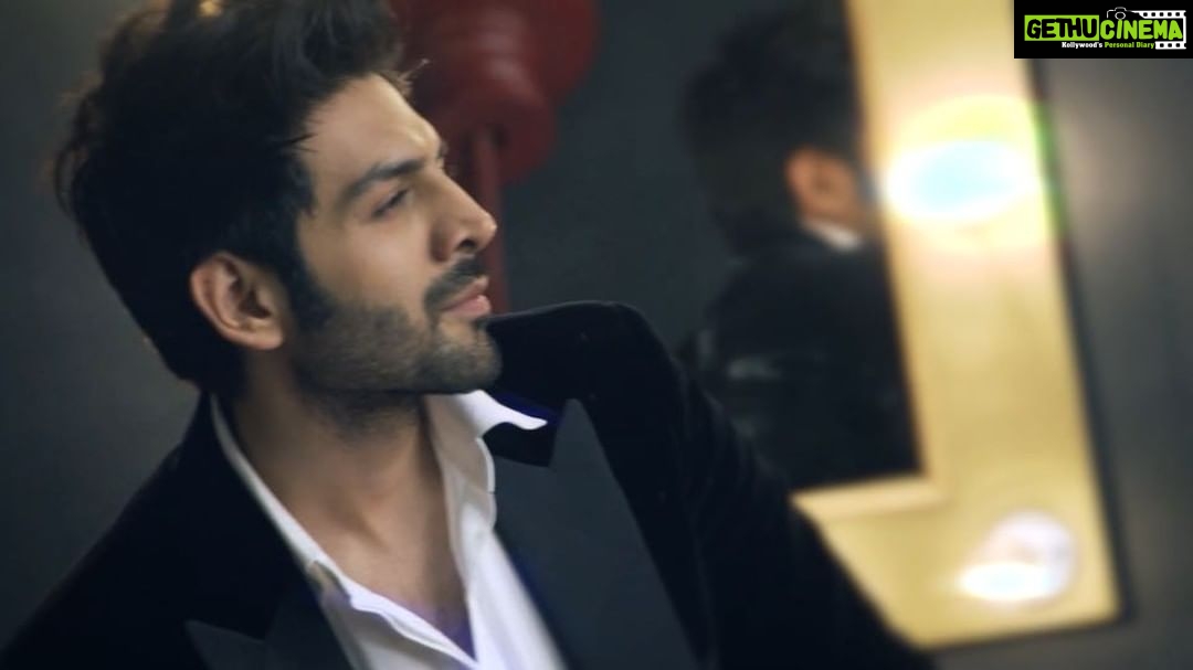 Kartik Aaryan Instagram - #HeartthrobOfTheYear ❤️ @vogueindia 🙏🏻 Moment i will cherish ❤️😍