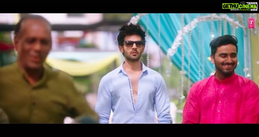 Kartik Aaryan Instagram - Happy Friendship day!!! #TeraYaarHoonMain on loop today π§ Thankfully have lived a beautiful journey of Friendship in Real life and Reel life too through my films ππ€π» #Pyaarkapunchnama #Pyaarkapunchnama2 #SonuKeTituKiSweety