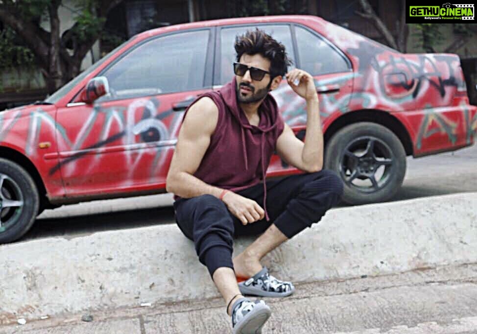 Kartik Aaryan Instagram - These athletically inspired Next Gen Crocs are my current favourite! ❤️🤟🏻 #LiteRide #crocs @crocsindia