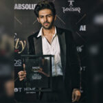 Kartik Aaryan Instagram - ‘Heartthrob of the Year ‘ Award ♥️😍😍 #VogueBeautyAwards2018 Thank you @vogueindia for honouring me with the Award ❤️