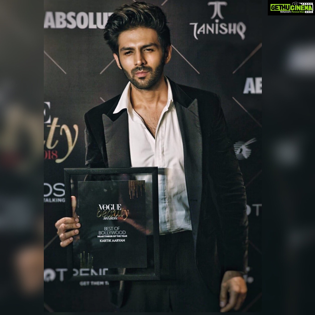 Kartik Aaryan Instagram - ‘Heartthrob of the Year ‘ Award ♥️😍😍 #VogueBeautyAwards2018 Thank you @vogueindia for honouring me with the Award ❤️