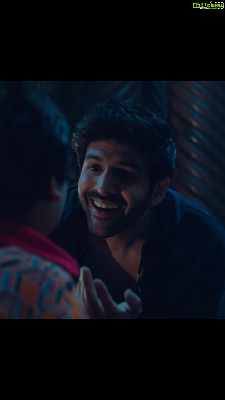 Kartik Aaryan Instagram - Potlu aur Rooh Baba πΌπ» #BhoolBhulaiyaa2 in Theatres π₯π₯