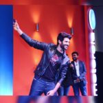 Kartik Aaryan Instagram – What’s common between the #Motoe5plus and me? 
Dono ki battery khatam nahi hoti !! 😜
@motorolain 
Check it out now!