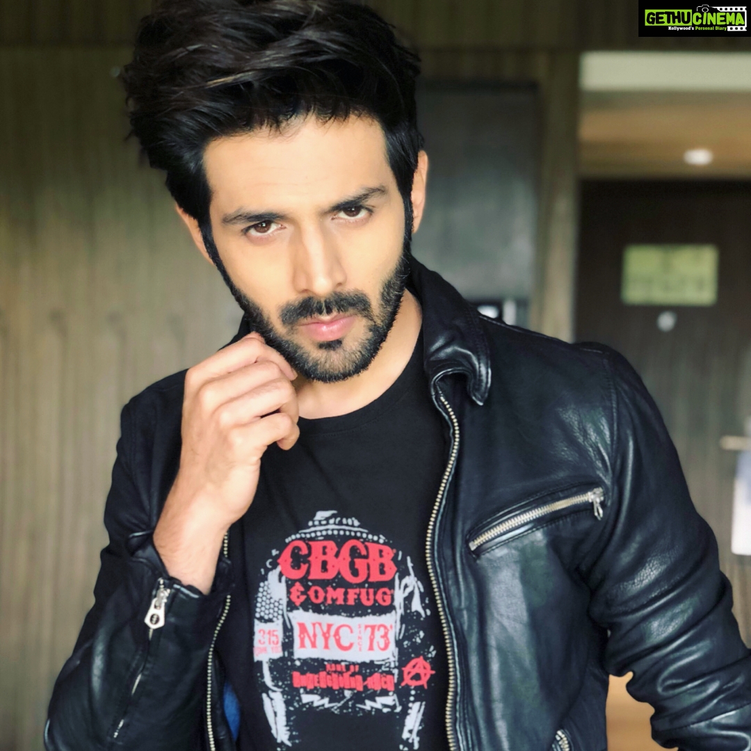 Kartik Aaryan Instagram - All set to launch #Motoe5plus 😎 Styled by @the.vainglorious #Delhi New Delhi