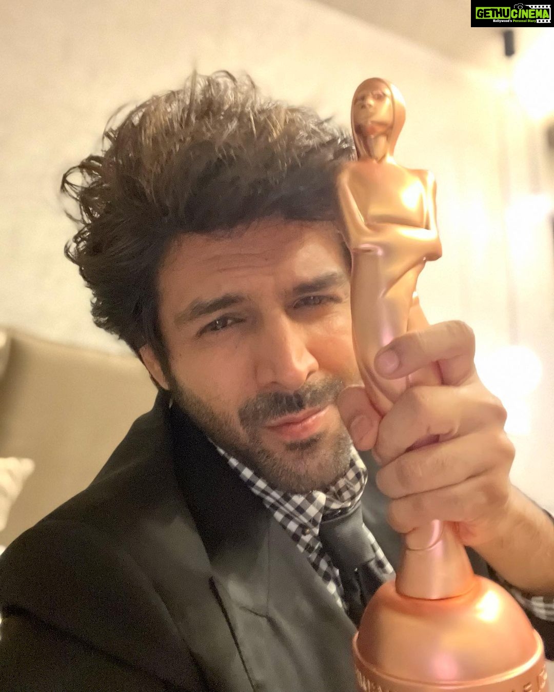 Kartik Aaryan Instagram - Superstylish Actor of the year Award ❤️🤙🏻 Thank you @pinkvilla