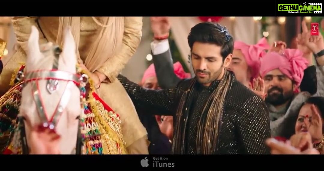 Kartik Aaryan Instagram - Happy Friendship day!!! #TeraYaarHoonMain on loop today π§ Thankfully have lived a beautiful journey of Friendship in Real life and Reel life too through my films ππ€π» #Pyaarkapunchnama #Pyaarkapunchnama2 #SonuKeTituKiSweety