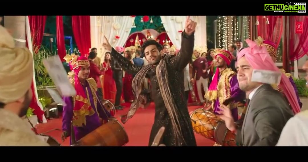 Kartik Aaryan Instagram - Happy Friendship day!!! #TeraYaarHoonMain on loop today π§ Thankfully have lived a beautiful journey of Friendship in Real life and Reel life too through my films ππ€π» #Pyaarkapunchnama #Pyaarkapunchnama2 #SonuKeTituKiSweety
