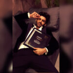 Kartik Aaryan Instagram - ‘Heartthrob of the Year ‘ Award ♥️😍😍 #VogueBeautyAwards2018 Thank you @vogueindia for honouring me with the Award ❤️
