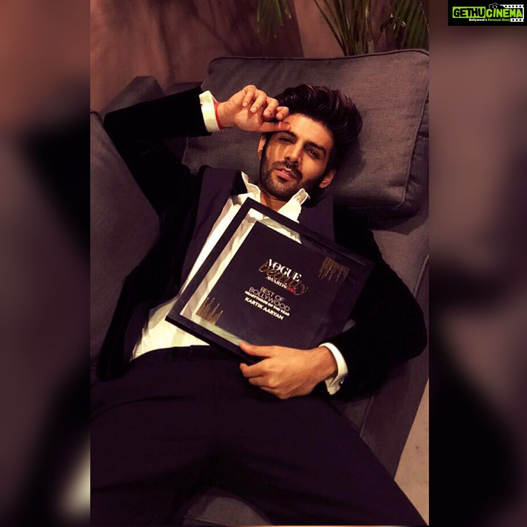 Kartik Aaryan Instagram - ‘Heartthrob of the Year ‘ Award ♥️😍😍 #VogueBeautyAwards2018 Thank you @vogueindia for honouring me with the Award ❤️
