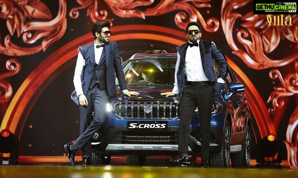 Kartik Aaryan Instagram - Hosting with my witty dost @ayushmannk was so much fun My Debut as @iifa host will always be special ❤️❤️ @colorstv @wizcraft_india Catch all the fun and madness tomorrow at 1 pm and 5 pm 🤗🤗 #iifaRocks #IIFA2018