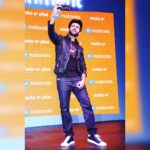Kartik Aaryan Instagram – What’s common between the #Motoe5plus and me? 
Dono ki battery khatam nahi hoti !! 😜
@motorolain 
Check it out now!