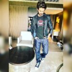 Kartik Aaryan Instagram – All set to launch
#Motoe5plus 😎
Styled by @the.vainglorious 
#Delhi New Delhi