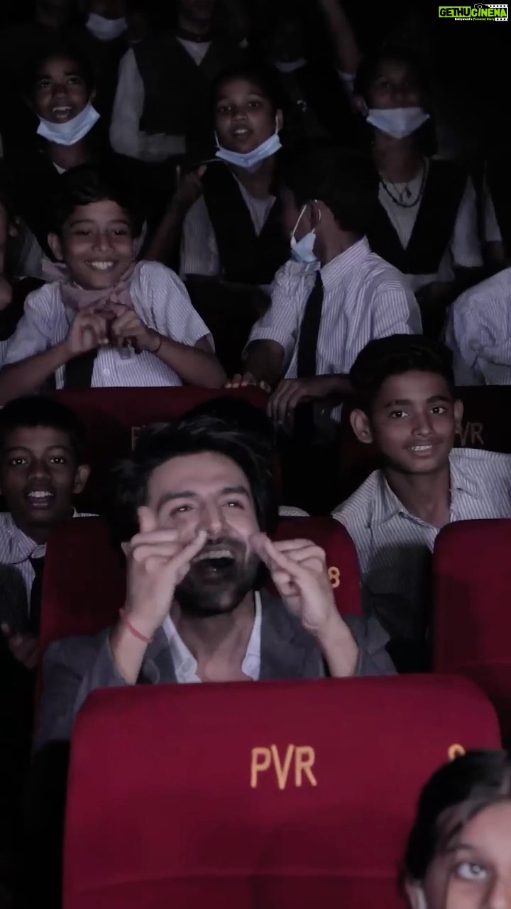 Kartik Aaryan Instagram - Our 175 cr celebration party with these little rockstars ❤️👼🏻 Post the special screening A big thank you to the lovely kids from Cry Foundation for making our celebration so special #BhoolBhulaiyaa2 🤙🏻