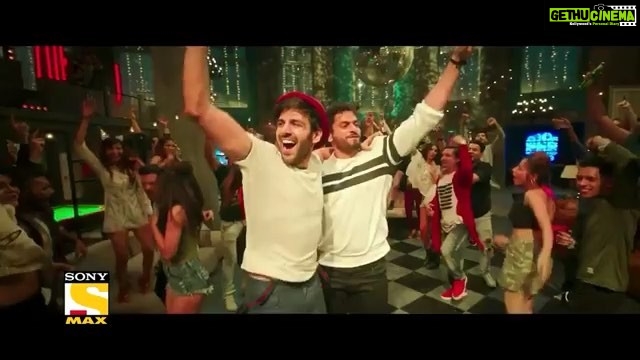 Kartik Aaryan Instagram - Main Poora nahi pad raha titu ko 😪 . Sonu ke Titu ki Sweety 8pm Tonight only on Sony max #SonuKeTituKiSweety #Sktksonsonymax #Luvranjan @nushratbharucha @mesunnysingh @gargankur82 @luv_films #Repost @sonymaxmovies ・・・ The biggest #BromanceVsRomance battle is finally here! From hilarious dialogues to the trendiest songs, #SKTKSOnSonyMAX is sure to keep you entertained until the end. Get ready to groove to Bom Diggy Diggy on 10th June, at 8PM!