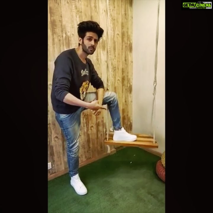 Kartik Aaryan Instagram - Can't keep calm in my cool new shoes! 👟 #SkecherStreet @skechersindia
