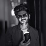 Kartik Aaryan Instagram - #PostPackUpShot 😎😎 📷- Coolest @avigowariker #Repost @avigowariker ・・・ ‪#PostPackUpShot with @kartikaaryan in what we call ‘horror lighting’.... but he seems to have carried it off easily.... AND has even managed to look good in it!!‬ ‪#ShootDiaries #KartikAaryan #Photoshoot #Monochrome #BlackAndWhite #HumanEffect #HorrorLighting #Framing #Composition #InstaDaily #POTD‬