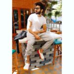 Kartik Aaryan Instagram - Just Chillin' ...in my new kicks from Crocs 🧡 #LiteRide #CrocsIndia