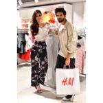 Kartik Aaryan Instagram - Had a great time launching H&M’s First Store in Ahmedabad !! 😎 🚀 Get ready to shop shop n shop 😋 #HMIndia #HMLovesAhmedabad #HMxME