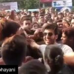 Kartik Aaryan Instagram - True Love 🤕😘😘 One hand got snatched The other got scratched ❤️ Thanx @rjanahavi fr d bandaid 😁😁 #Repost @viralbhayani ・・・ Girls are absolutely mad over heartthrob Kartik Aaryan He got mobbed yet again this time in Kolkata #kartikaaryan