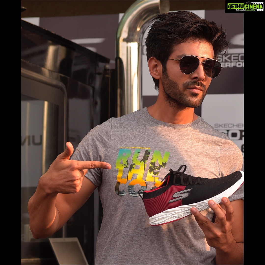Kartik Aaryan Instagram - What a great experience I had with @skechersperformanceindia #GORUN6 challenge Kolkata, you were absolutely amazing ❤️❤️❤️ Everyone go and take up the #Gorun6 challenge and try to Beat My Speed!